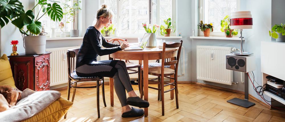 Eine Frau arbeitet im Homeoffice – wie lange noch?