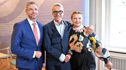 Mike Schubert, Wolfgang Joop und Kuratorin Hendrikje Warmt bei der Vorstellung des Ausstellungskonzepts im August 2023.