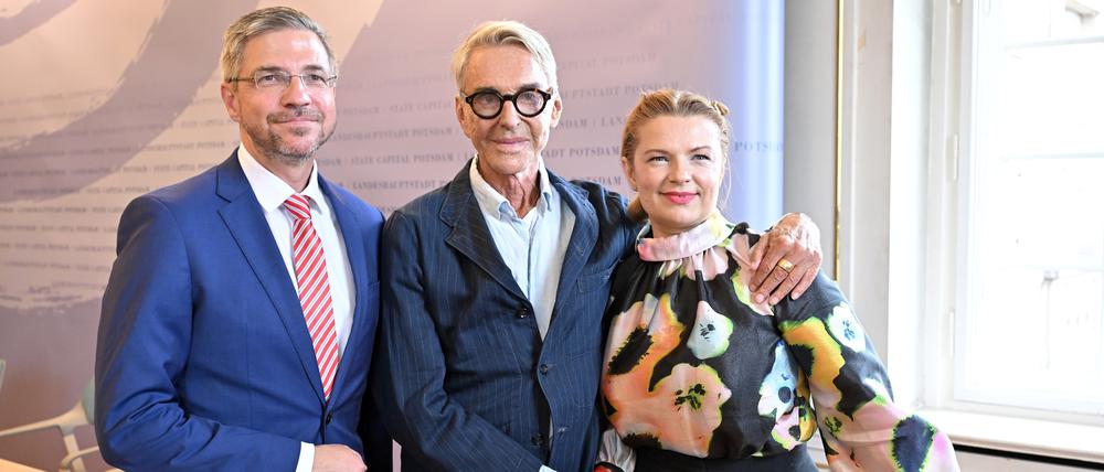 Mike Schubert, Wolfgang Joop und Kuratorin Hendrikje Warmt bei der Vorstellung des Ausstellungskonzepts im August 2023.