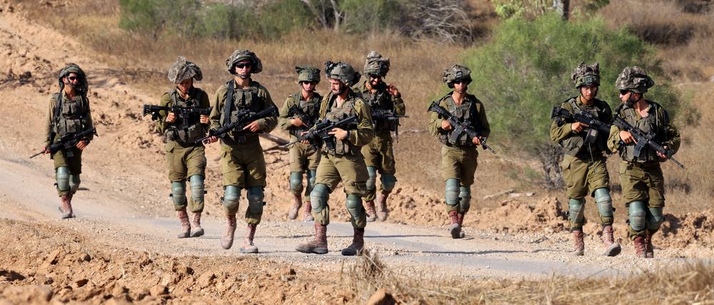Soldaten der israelischen Armee patrouillieren um eine Stellung an der südlichen Grenze Israels zum Gazastreifen (Symbolbild).