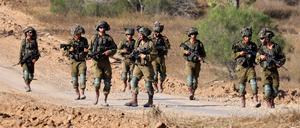 Israelische Soldaten sind im Gazastreifen zu sehen.