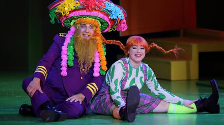 Carsten Sabrowski als Papa Efraim, an der Seite von Devi-Ananda Dahm in Dagmar Manzels  „Pippi Langstrumpf“-Inszenierung. 