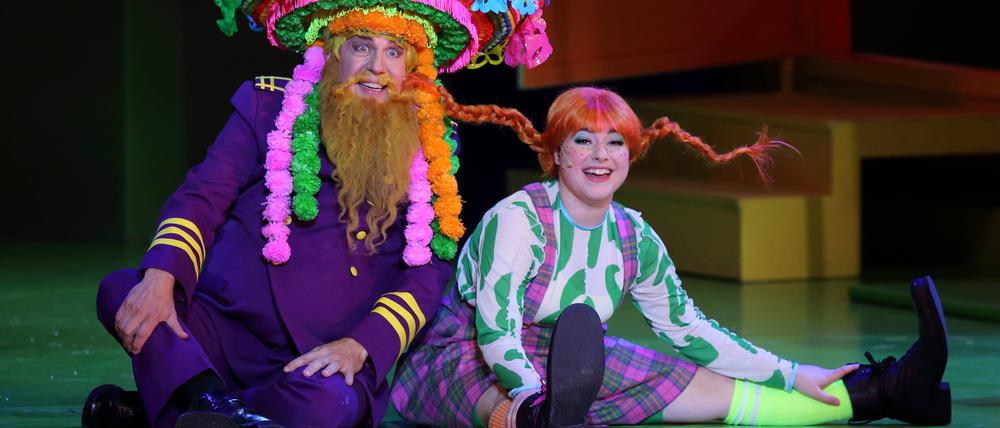 Carsten Sabrowski als Papa Efraim, an der Seite von Devi-Ananda Dahm in Dagmar Manzels „Pippi Langstrumpf“-Inszenierung.