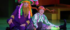 Carsten Sabrowski als Papa Efraim, an der Seite von Devi-Ananda Dahm in Dagmar Manzels  „Pippi Langstrumpf“-Inszenierung.