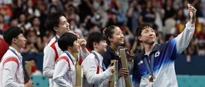 Sieger-Selfie. Die Chinesen Wang Chuqin/Sun Yingsha (li.), die Nordkoreaner Ri Jong Sik/Kim Kum Yong (Mitte) und die Südkoreaner Lim Jonghoon/Shin Yubin. 