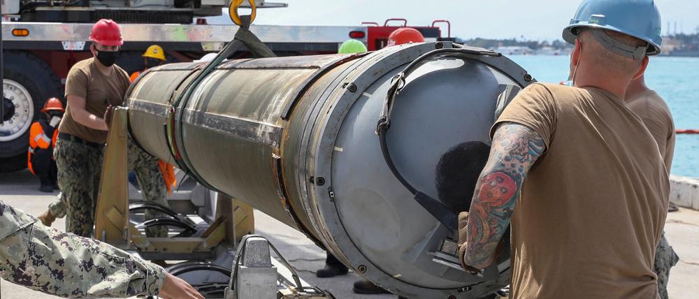 US-Soldaten entladen eine Tomahawk-Rakete. Die USA wollen erstmals seit dem Kalten Krieg wieder Waffensysteme in Deutschland stationieren, die bis nach Russland reichen. (Archivbild)