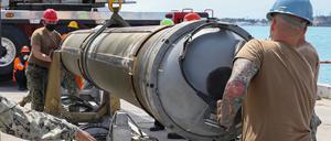 US-Soldaten entladen eine Tomahawk-Rakete. Die USA wollen erstmals seit dem Kalten Krieg wieder Waffensysteme in Deutschland stationieren, die bis nach Russland reichen. (Archivbild)