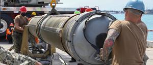 US-Soldaten entladen eine Tomahawk-Rakete. Die USA wollen erstmals seit dem Kalten Krieg wieder Waffensysteme in Deutschland stationieren, die bis nach Russland reichen. (Archivbild)