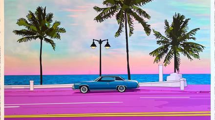 Eine lila Fahrbahn, darauf ein blaues Cabrio, im Hintergrund drei Palmen und das Meer: Das Bild „Ocean Highway“ von Molly Goldfarb. 
