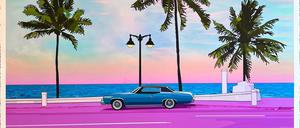 Eine lila Fahrbahn, darauf ein blaues Cabrio, im Hintergrund drei Palmen und das Meer: Das Bild „Ocean Highway“ von Molly Goldfarb. 