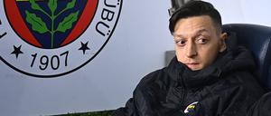 Immer wieder sorgt Mesut Özil mit politischen Aussagen für Kritik.