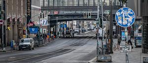 Berlin Mitte, morgendlicher Berufsverkehr auf der Friedrichstraße in Mitte stark reduziert wegen Corona Pandemie Berlin *** Berlin Mitte, morning rush hour on Friedrichstraße in Mitte greatly reduced due to Corona Pandemic Berlin