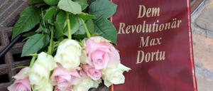 Blumen und Kränze in Erinnerung an den Potsdamer Revolutionär Max Dortu, der vor 175 Jahren starb.