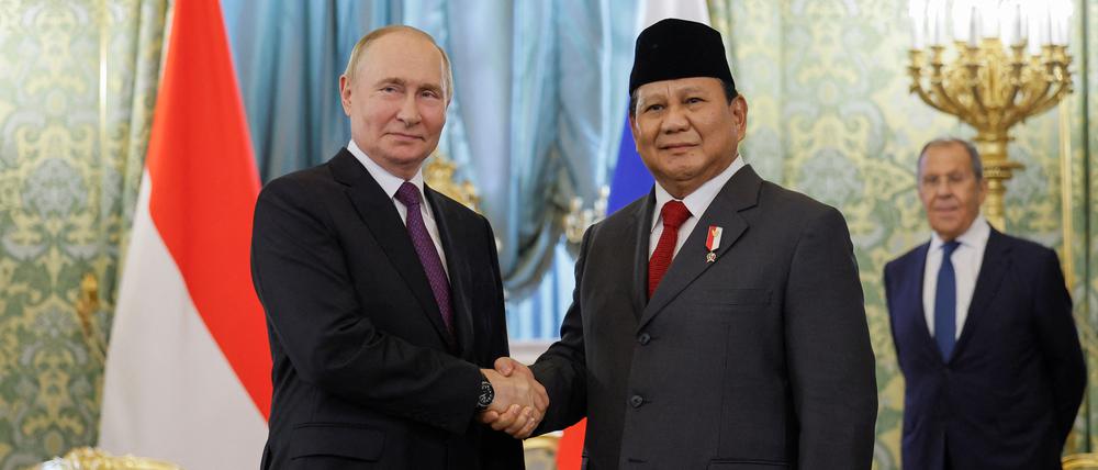 Der russische Präsident Wladimir Putin (l.) schüttelt dem gewählten indonesischen Präsidenten Prabowo Subianto die Hand, während der russische Außenminister Sergej Lawrow (r.) bei einem Treffen im Kreml in Moskau am 31. Juli 2024 zusieht.