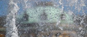 Fontänen vor dem Schloss Sanssouci. Die Parks und Gärten in Potsdam tragen zum guten Ergebnis beim Hitzecheck bei.