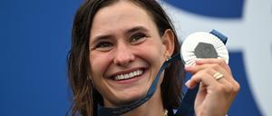 Elena Lilik freut sich über Silber.