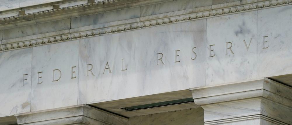 Die Federal Reserve beließ den Leitzins bei nun acht Entscheidungen in Folge unverändert. (Archivbild)