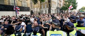 In London eskalierten Proteste von Ultranationalisten.