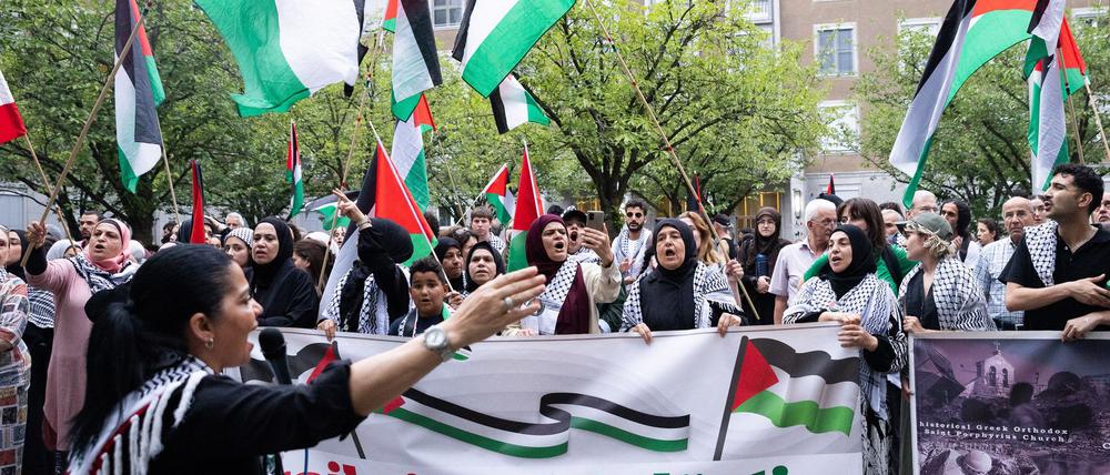 In Berlin kommt es zu einer Spontandemonstration in Solidarität mit Palästina.