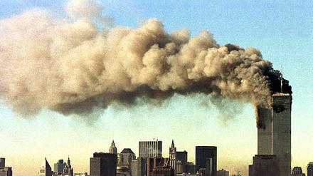 Die Türme des World Trade Center brennen am 11.09.2001 in New York. 