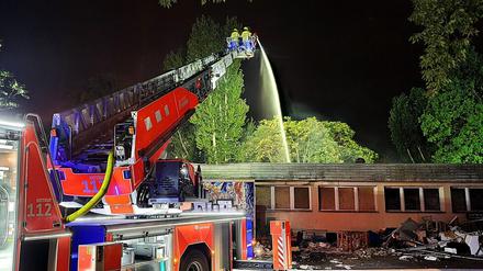 Bei dem Feuer wurde ein leerstehendes Gebäude beschädigt.