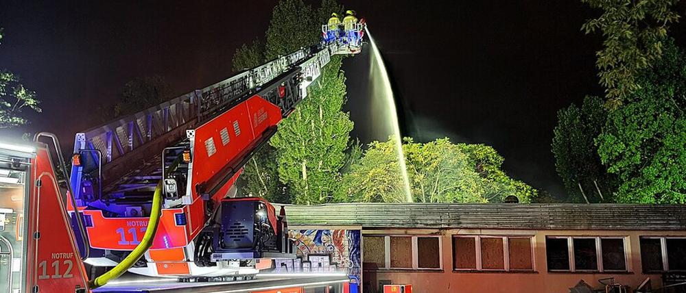 Bei dem Feuer wurde ein leerstehendes Gebäude beschädigt.