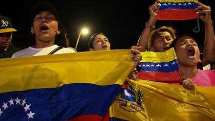 Menschen protestieren gegen Maduro in Cali, Kolumbien. 