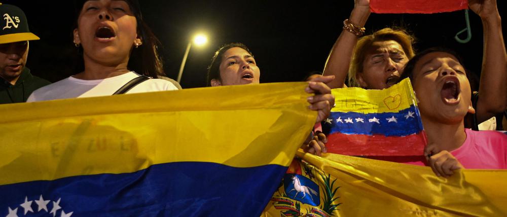 Menschen protestieren gegen Maduro in Cali, Kolumbien. 