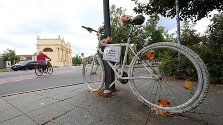 Ein Geisterrad steht am Unfallort am Luisenplatz.