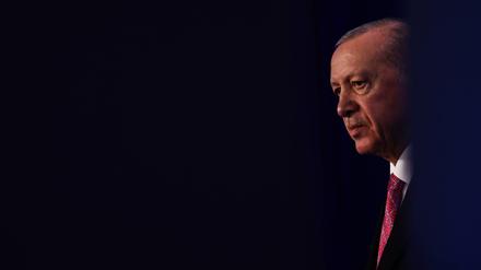 Der türkische Präsident Erdogan vor dunklem Hintergrund