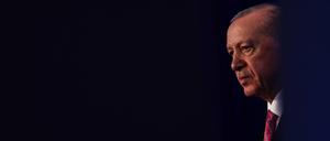 Der türkische Präsident Erdogan vor dunklem Hintergrund