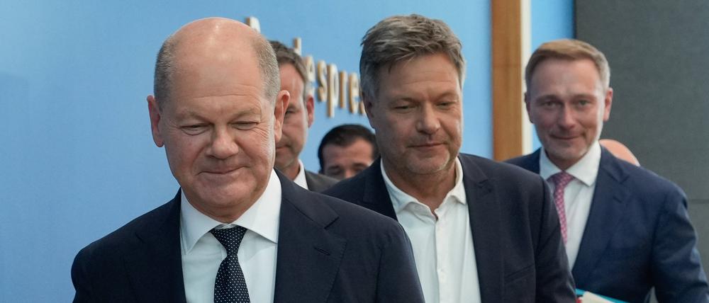Bundeskanzler Olaf Scholz (l.), Wirtschaftsminister Robert Habeck (Mitte) und Finanzminister Christian Lindner