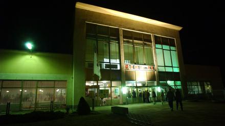 Bildnummer: 51937257 Datum: 04.12.2002 Copyright: imago/Sven Lambert Eingang zum - Theater am Park - im Frankenholzer Weg in Berlin-Marzahn, Gebäude, außen, Außenansicht; 202, Berlin, Theater, Kultur; , quer, Kbdig, Totale, Deutschland, , o0 Restlichtaufnahme