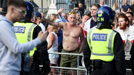 Polizeibeamte sind im Einsatz während einer Demonstration gegen illegale Einwanderung in London am 31. Juli 2024.