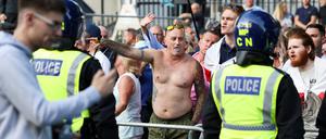 Polizeibeamte sind im Einsatz während einer Demonstration gegen illegale Einwanderung in London am 31. Juli 2024.