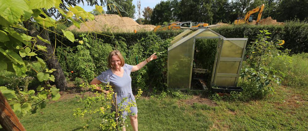 Schul- und Integrationsgarten Schlaatz sorgt sich um Zukunft. Frauke Havekost zeigt auf die Bagger direkt neben dem Schulgarten.