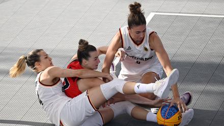 Die deutschen 3x3-Basketballerinnen (in Weiß) kämpfen auch gegen Kanada um jeden Ball.