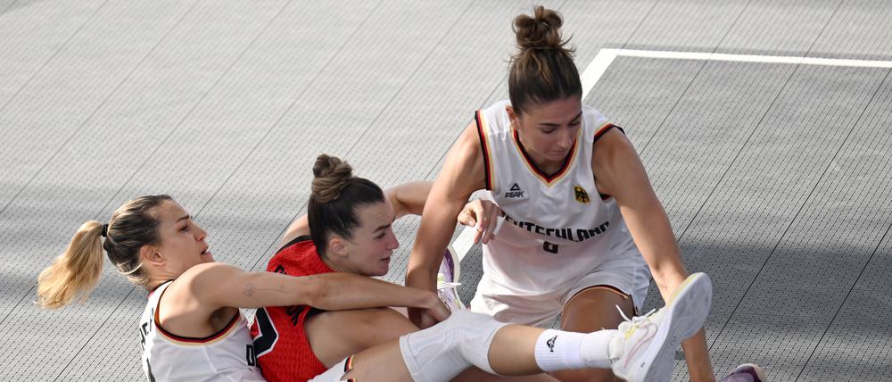 Die deutschen 3x3-Basketballerinnen (in Weiß) kämpfen auch gegen Kanada um jeden Ball.