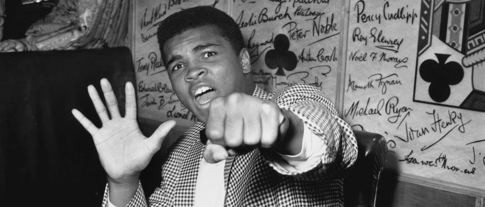 Cassius Clay, besser bekannt als Muhammad Ali, hält fünf Finger hoch, um anzükundigen, wie viele Runden er brauchen wird, um Henry Cooper auszuknocken. 
