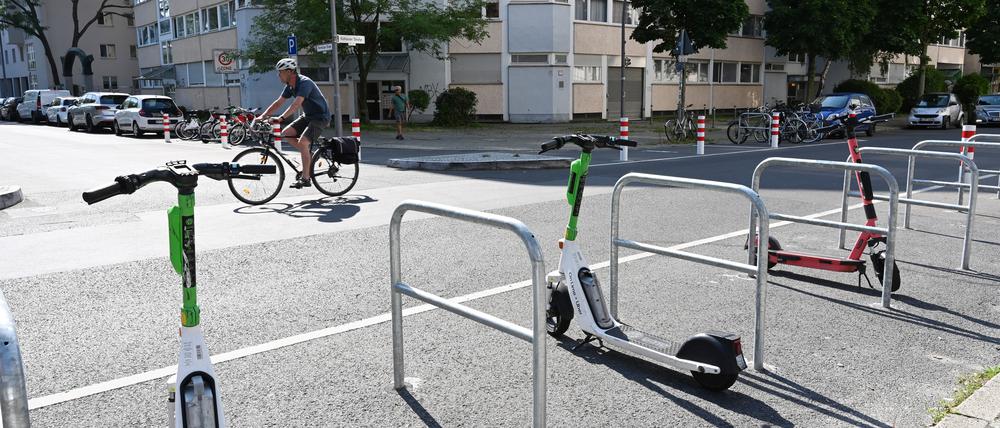 An der Kreuzung Köthener/Bernburger Straße wurden 22 Poller installiert.