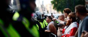 Polizei und rechte Demonstranten sind aneinandergeraten.