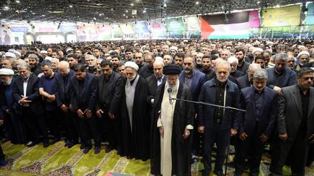 Der iranische Oberste Führer Ajatollah Ali Chamenei (M) betet über den Särgen des getöteten Hamas-Führers Ismail Hanija und seines Leibwächters während der staatlich-organisierten Trauerzeremonie an der Teheraner Universität. 