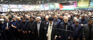 Der iranische Oberste Führer Ajatollah Ali Chamenei (M) betet über den Särgen des getöteten Hamas-Führers Ismail Hanija und seines Leibwächters während der staatlich-organisierten Trauerzeremonie an der Teheraner Universität. 