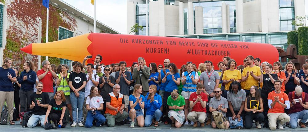 Am Tag des Kabinettsbeschlusses haben Hilfswerke vor dem Kanzleramt gegen die Rotstift-Politik bei der humanitären Hilfe und der Entwicklungszusammenarbeit protestiert.
