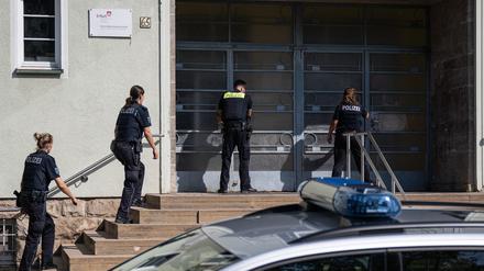 Polizisten betreten das Heinrich-Mann-Gymnasium in Erfurt.