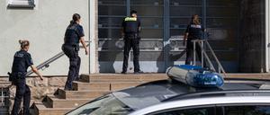 Polizisten betreten das Heinrich-Mann-Gymnasium in Erfurt.