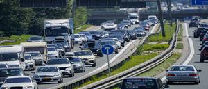 Fahrzeuge stauen sich auf der Autobahn A8 bei Rosenheim, Bayern, in Fahrtrichtung München.  Mit Beginn der Sommerferien in Bayern und Baden-Württemberg kann es nach Einschätzung des ADAC voll auf den Autobahnen Deutschlands werden.