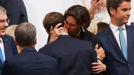 Bei der Olympiafeier küsste Ministerin Amélie Oudéa-Castéra ihren Chef. 