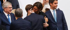Bei der Olympiafeier küsste Ministerin Amélie Oudéa-Castéra ihren Chef. 