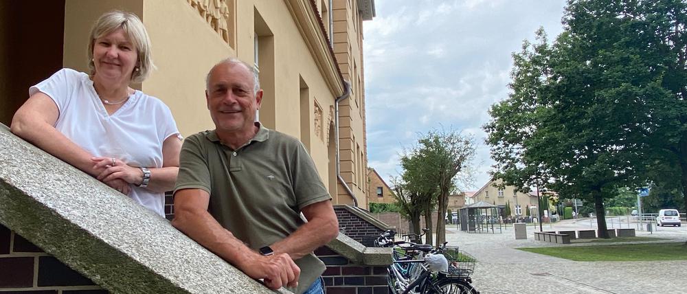 Petra Müller-Gülde, Leiterin der Goethe-Grundschule in Kyritz, und ihr Stellvertreter Jörg Moritz, der zum kommenden Schuljahr in den Ruhestand geht.